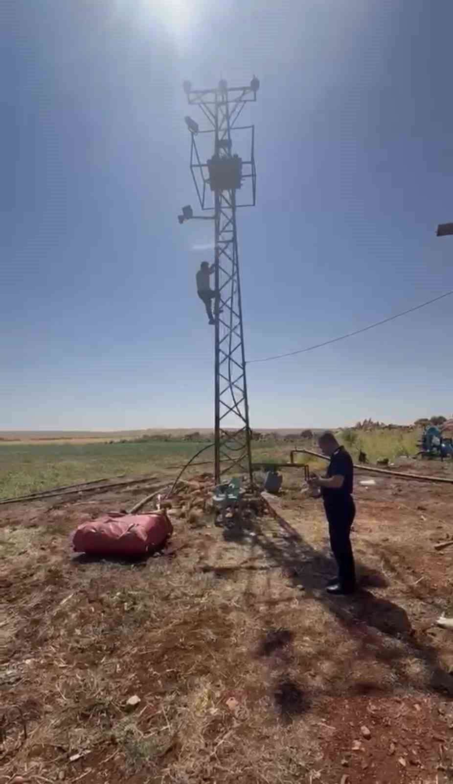 VATANDAŞ, İTFAİYENİN İKNA ÇABALARI SONUCU ELEKTRİK DİREĞİNDEN İNDİ.
