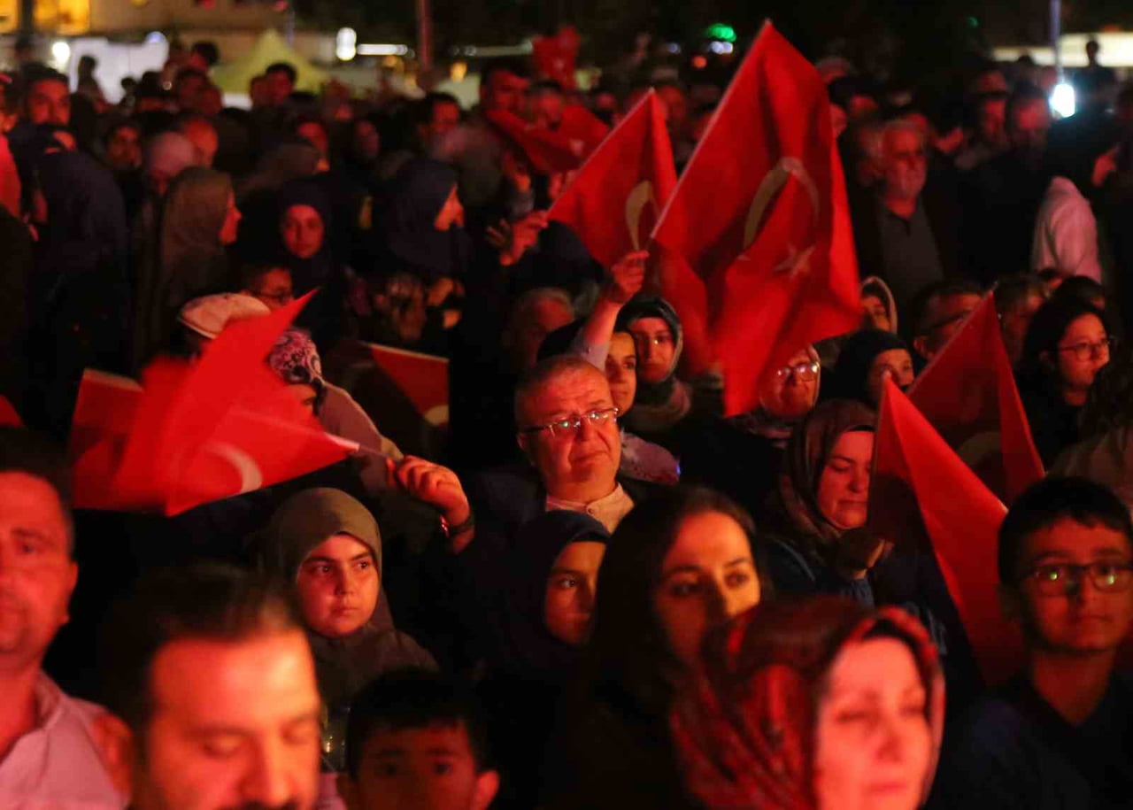 VATANDAŞLAR TÜRK BAYRAKLARINI SALLAYARAK TÜRKÜLERE EŞLİK ETTİ.