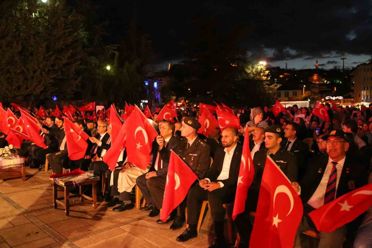 VATANDAŞLAR TÜRK BAYRAKLARINI SALLAYARAK TÜRKÜLERE EŞLİK ETTİ.
