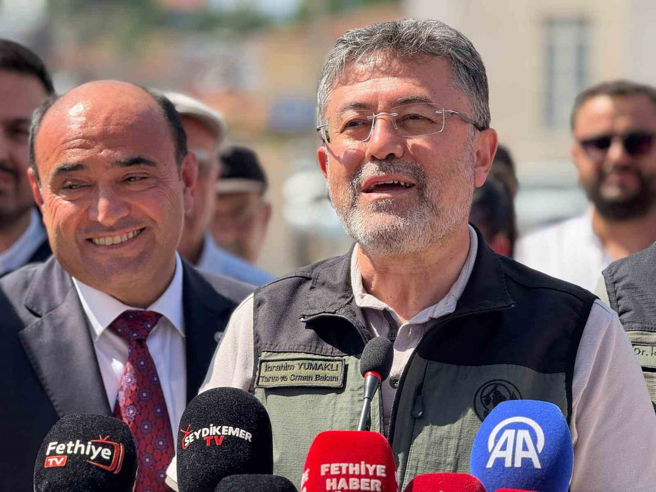 VATANDAŞLARIN YOĞUN İLGİSİYLE KARŞILANAN BAKAN YUMAKLI, GÖRDÜĞÜ İLGİDEN DUYDUĞU MEMNUNİYETİ DİLE...