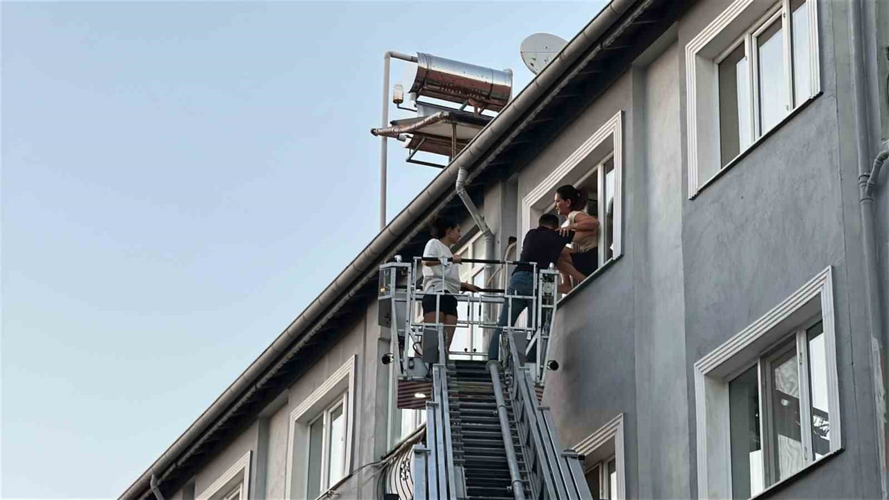 VBURDUR'DA 3 KATLI BİR APARTMANIN SON KATINDA ÇIKAN YANGIN PANİĞE NEDEN OLDU. YOĞUN DUMAN...