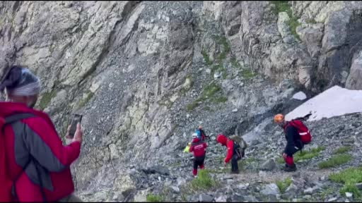 Verçenik Dağı'nda nefes kesen kurtarma: Yaralı kadın dağcı saatler süren operasyonla helikoptere...