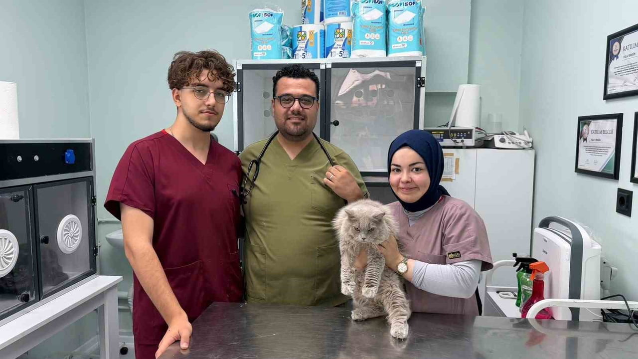 VETERİNER HEKİM TALAT ERGÜN (ORTADA) VE EKİBİ