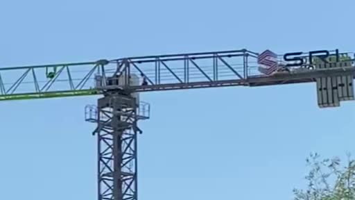 Vinç operatörü 40 metre yükseklikte namaz kılıp çalışmaya devam etti