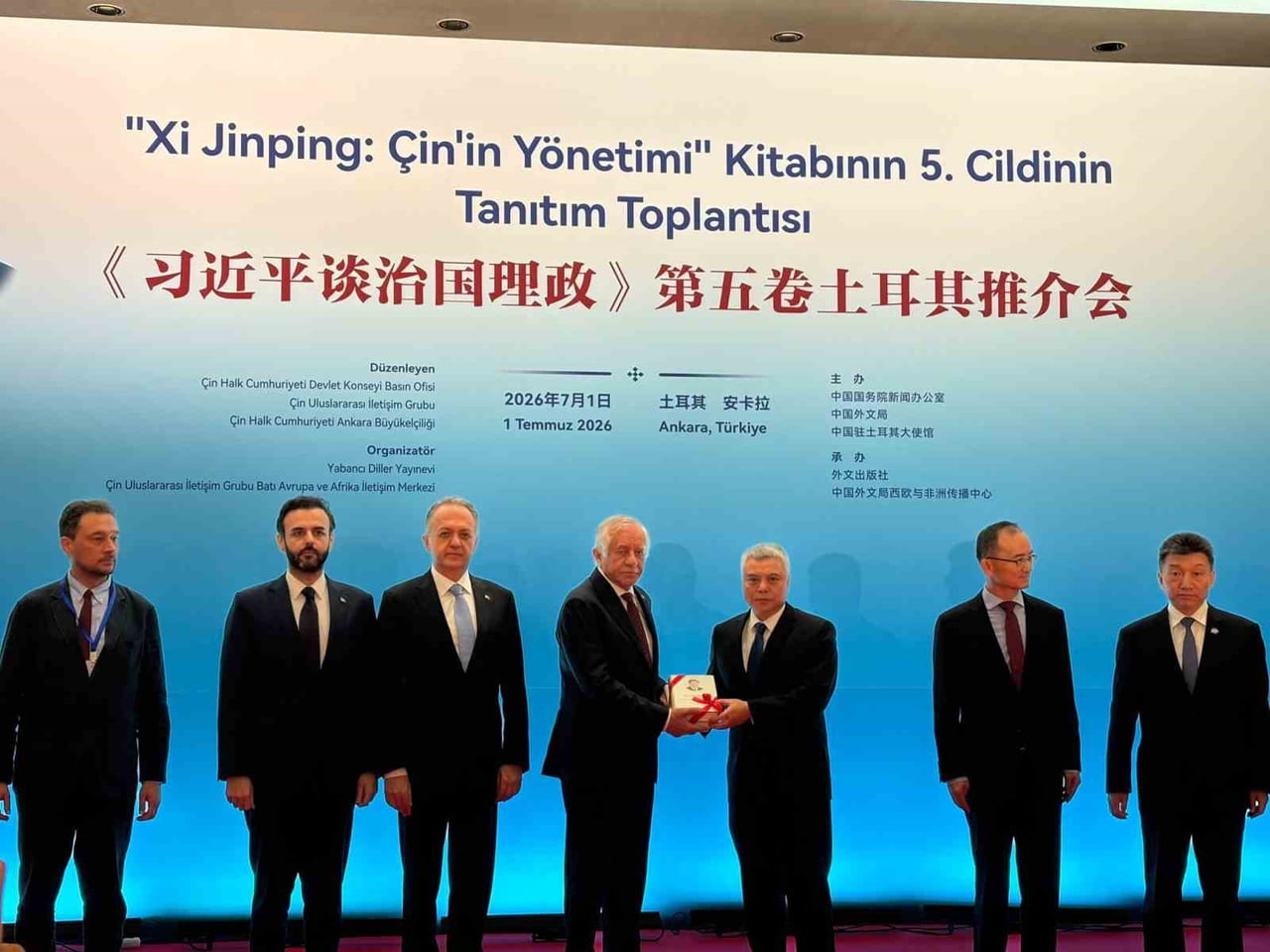‘Xİ JİNPİNG: ÇİN’İN YÖNETİMİ’ KİTABININ 5. CİLDİ ÇİN HALK CUMHURİYETİ ANKARA BÜYÜKELÇİLİĞİ EV...