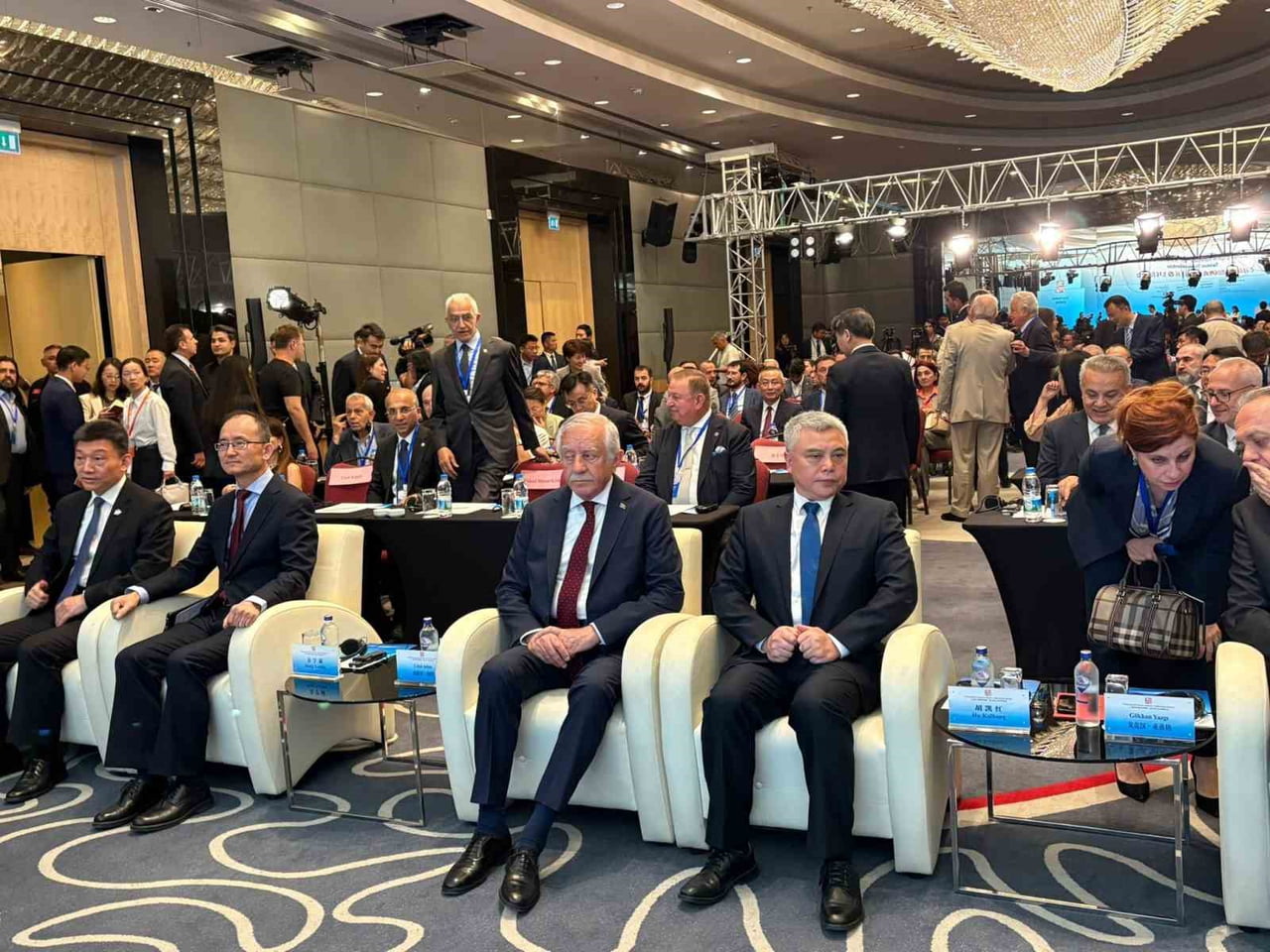 ‘Xİ JİNPİNG: ÇİN’İN YÖNETİMİ’ KİTABININ 5. CİLDİ ÇİN HALK CUMHURİYETİ ANKARA BÜYÜKELÇİLİĞİ EV...
