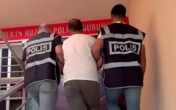 Y.İ. SAKLANDIĞI EVDE YAKALANDI.