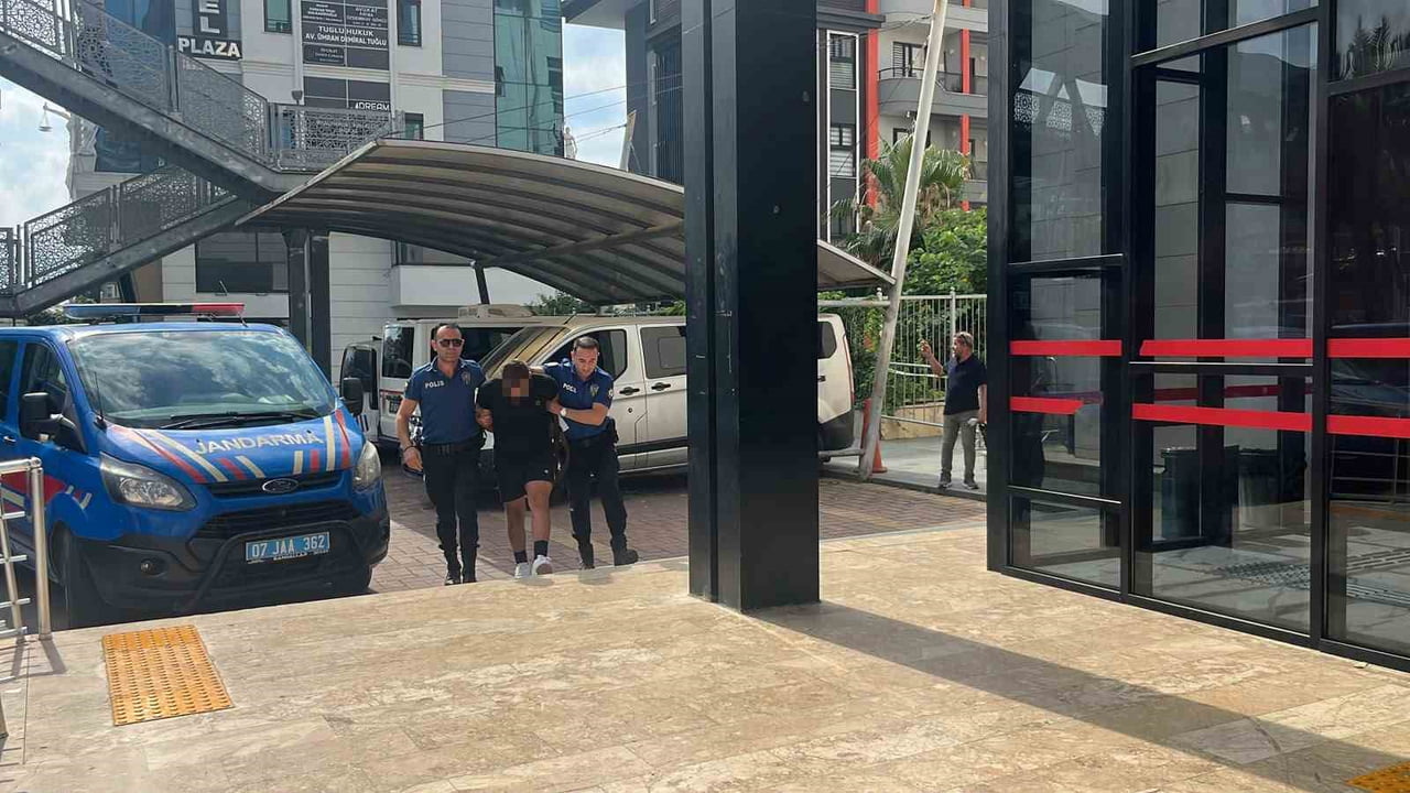 YABANCI UYRUKLU ŞÜPHELİ, POLİS EKİPLERİNCE GÖZALTINA ALINDI