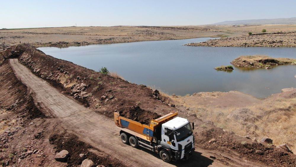 YAĞIŞLAR NEDENİYLE ZARAR GÖREN GÖLETİN YENİDEN HİZMETE ALINMASIYLA 7 BİN HAYVANIN İÇME SUYU...