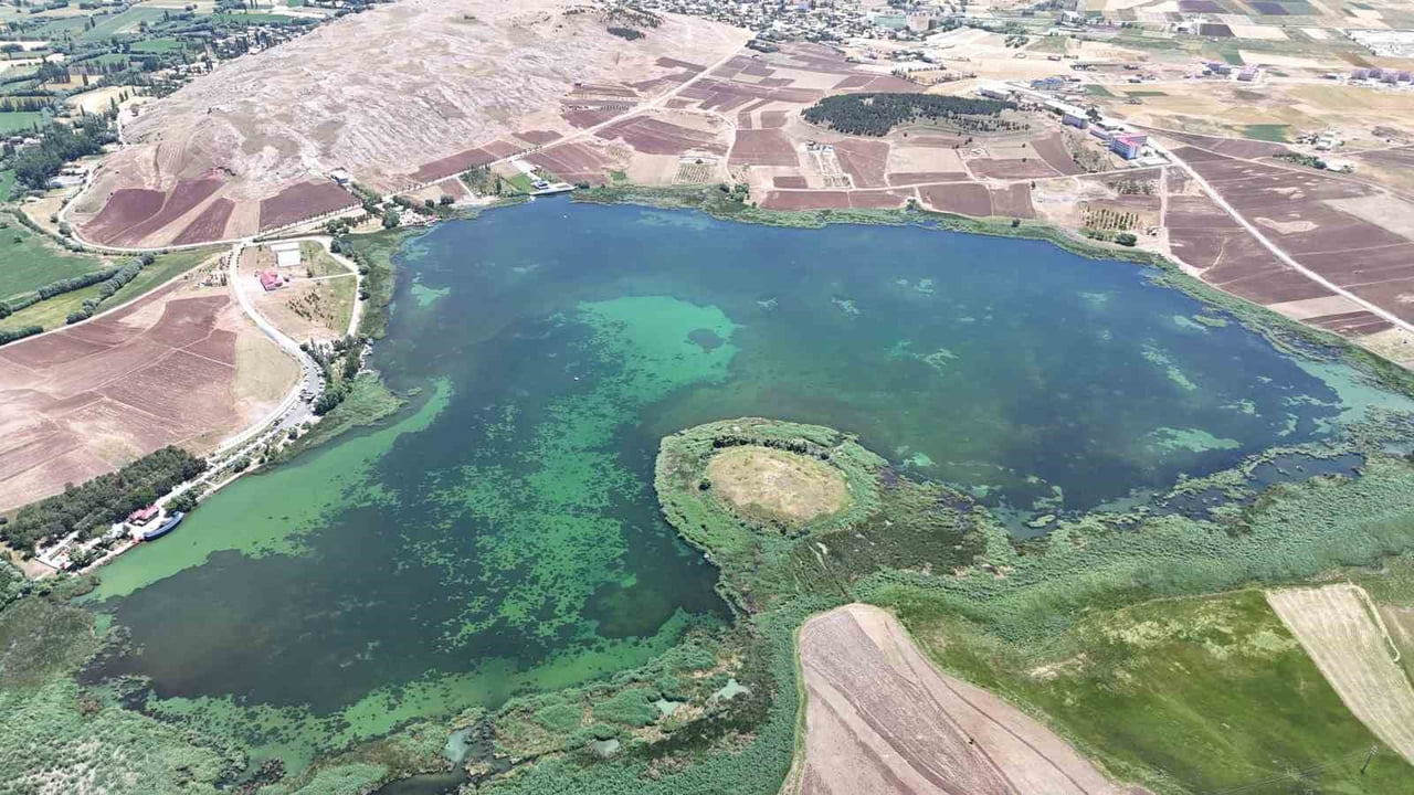 YAĞIŞLARIN ARDINDAN YENİDEN CANLANANA GÖL, DRON İLE HAVADAN GÖRÜNTÜLENDİ.