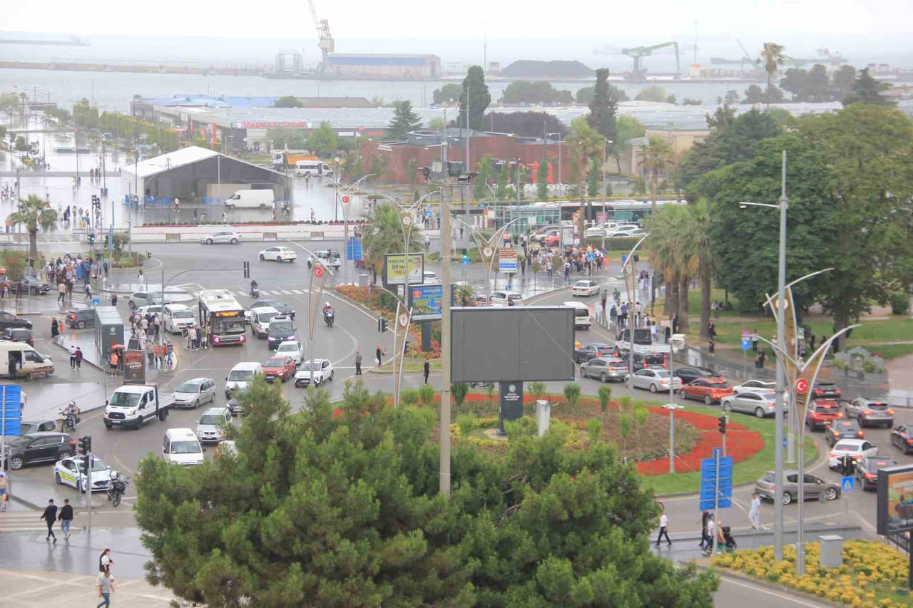 YAĞIŞLI GEÇEN İLKBAHARIN ARDINDAN YAKLAŞIK 1 AYDIR YAĞMUR ALMAYAN SAMSUN'DA BUGÜN ETKİLİ OLAN KISA...