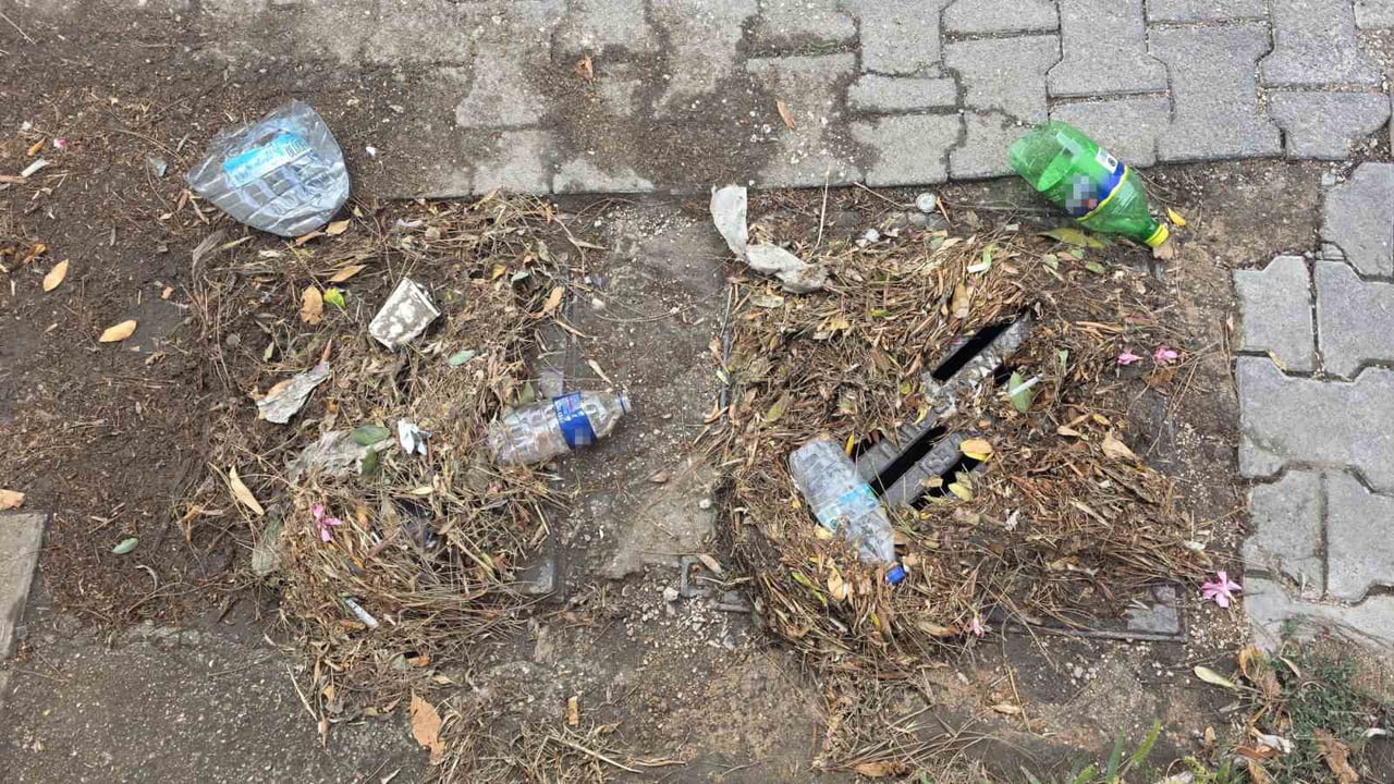 YAĞMUR SUYU MAZGALLARININ DAL, YAPRAK VE ÇÖPLERLE TIKANMASI NEDENİYLE BAZI NOKTALAR ADETA GÖLETE...