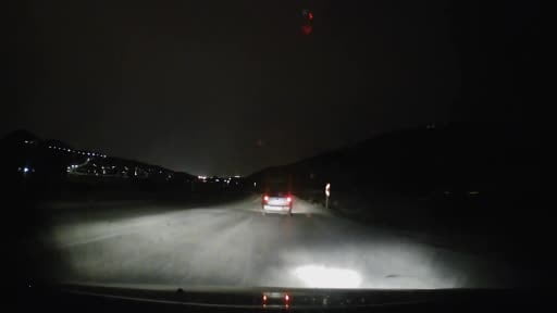 Yağmurla birlikte şimşekler geceyi aydınlattı
