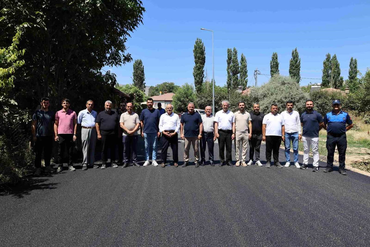 YAHYALI BELEDİYESİ, ALTYAPI ÇALIŞMALARI TAMAMLANAN İSMET MAHALLESİ’NDE SICAK ASFALT SERİMİNE...