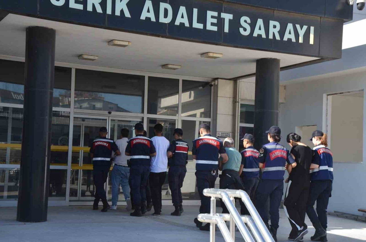 YAKALANAN 4 ŞÜPHELİDEN 3'Ü ÇIKARILDIKLARI MAHKEMECE TUTUKLANDI. (ARŞİV)