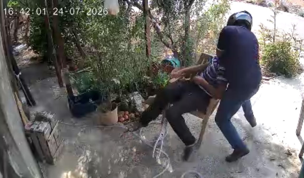 YAKLAŞIK 3 YILDIR YÜRÜME GÜÇLÜĞÜ ÇEKEN 80 YAŞINDAKİ HASAN HÜSEYİN BELEN, EVİN BAHÇESİNDE OTURDUĞU...