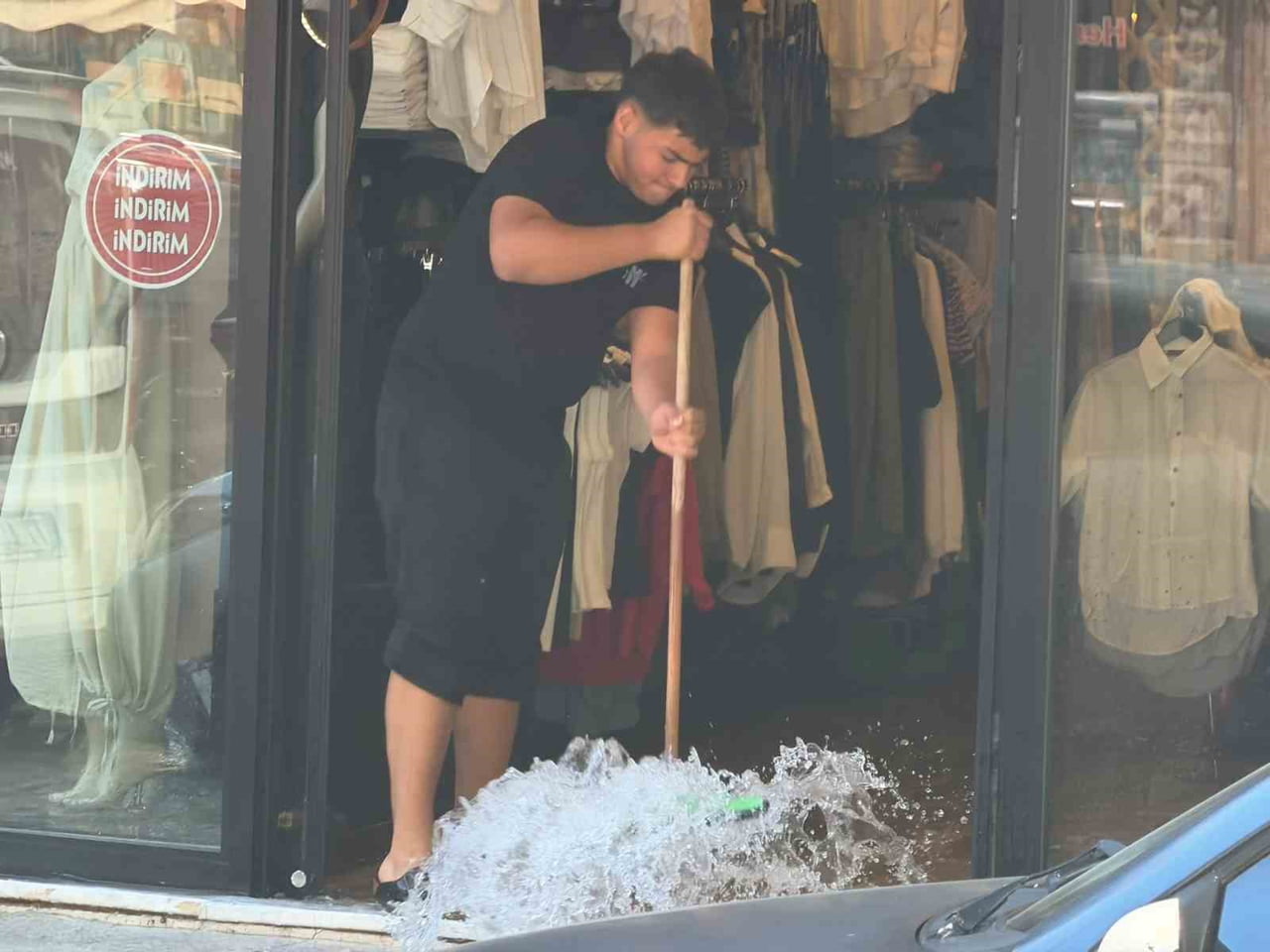YALOVA'DA İÇME SUYU ANA BORU HATTINDA MEYDANA GELEN PATLAMA NEDENİYLE 4 İŞYERİNİ SU BASTI....