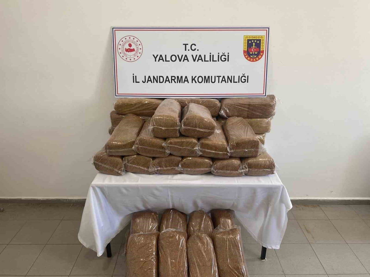 YALOVA'DA JANDARMA EKİPLERİNCE BİR İŞLETMEYE DÜZENLENEN OPERASYONDA 160 KİLOGRAM BANDROLSÜZ...