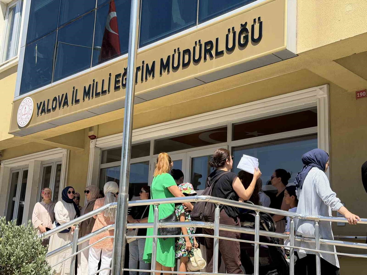 YALOVA'DA SUZAN TUNA İLKOKULU VELİLERİ, OKULLARININ İKİLİ EĞİTİME GEÇİRİLMESİ PLANINA TEPKİ...