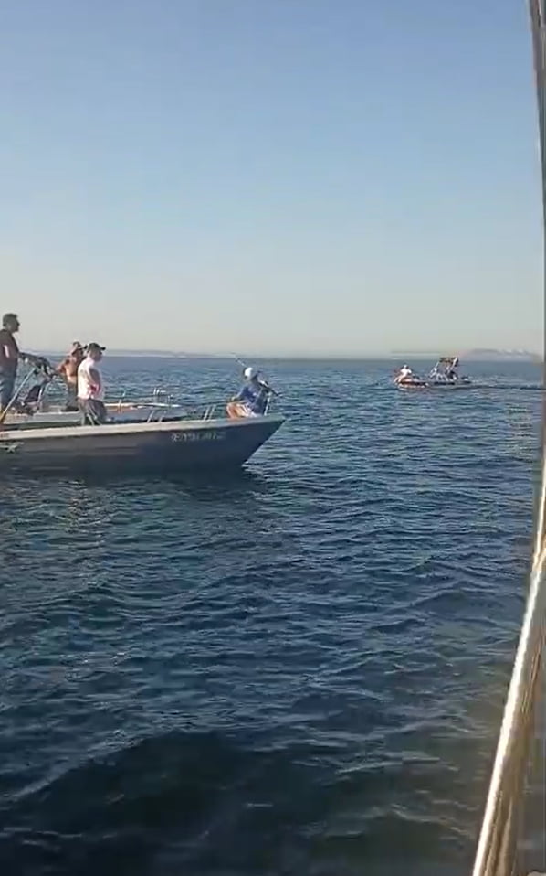 YALOVA AÇIKLARINDA SU TANKERİ GEMİSİNİN ÇARPTIĞI ÖZEL TEKNE BATTI. TEKNEDE BULUNAN 2 KİŞİ DENİZE...