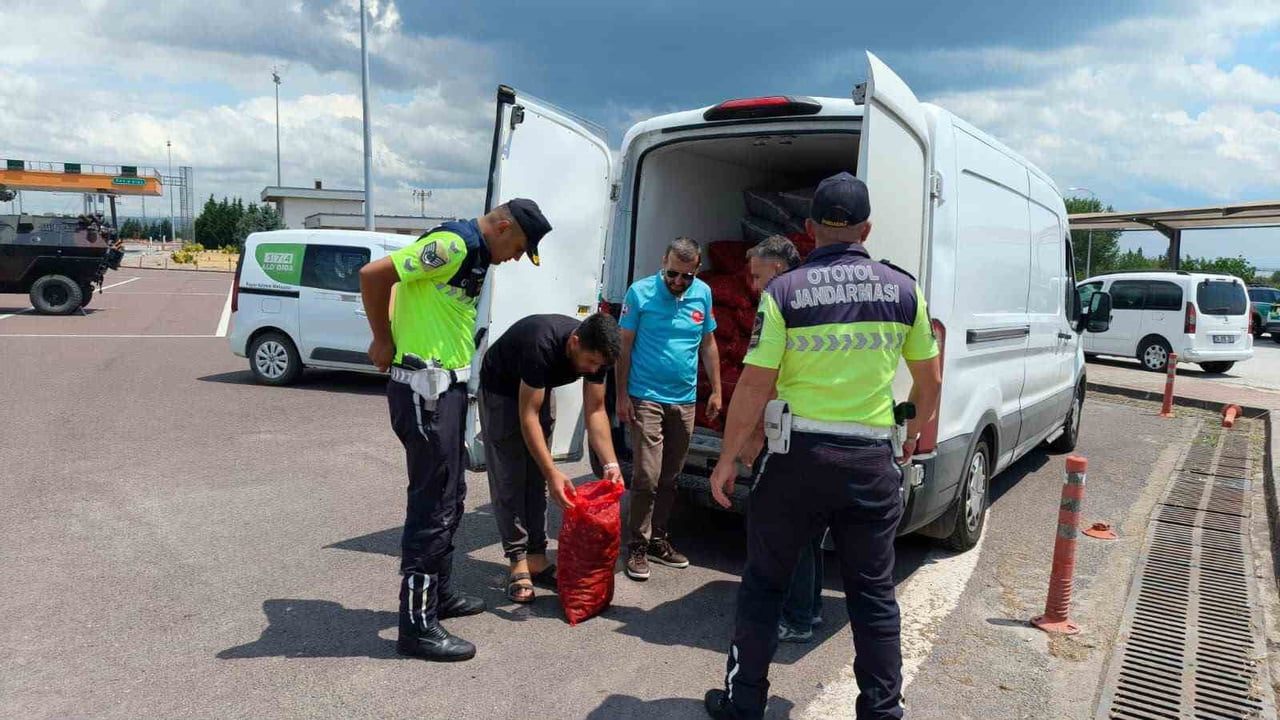 YALOVA’DA OSMAN GAZİ KÖPRÜSÜ’NDE GERÇEKLEŞTİRİLEN DENETİMDE, YAKLAŞIK 3 TON KAÇAK KARA MİDYESİ EL...