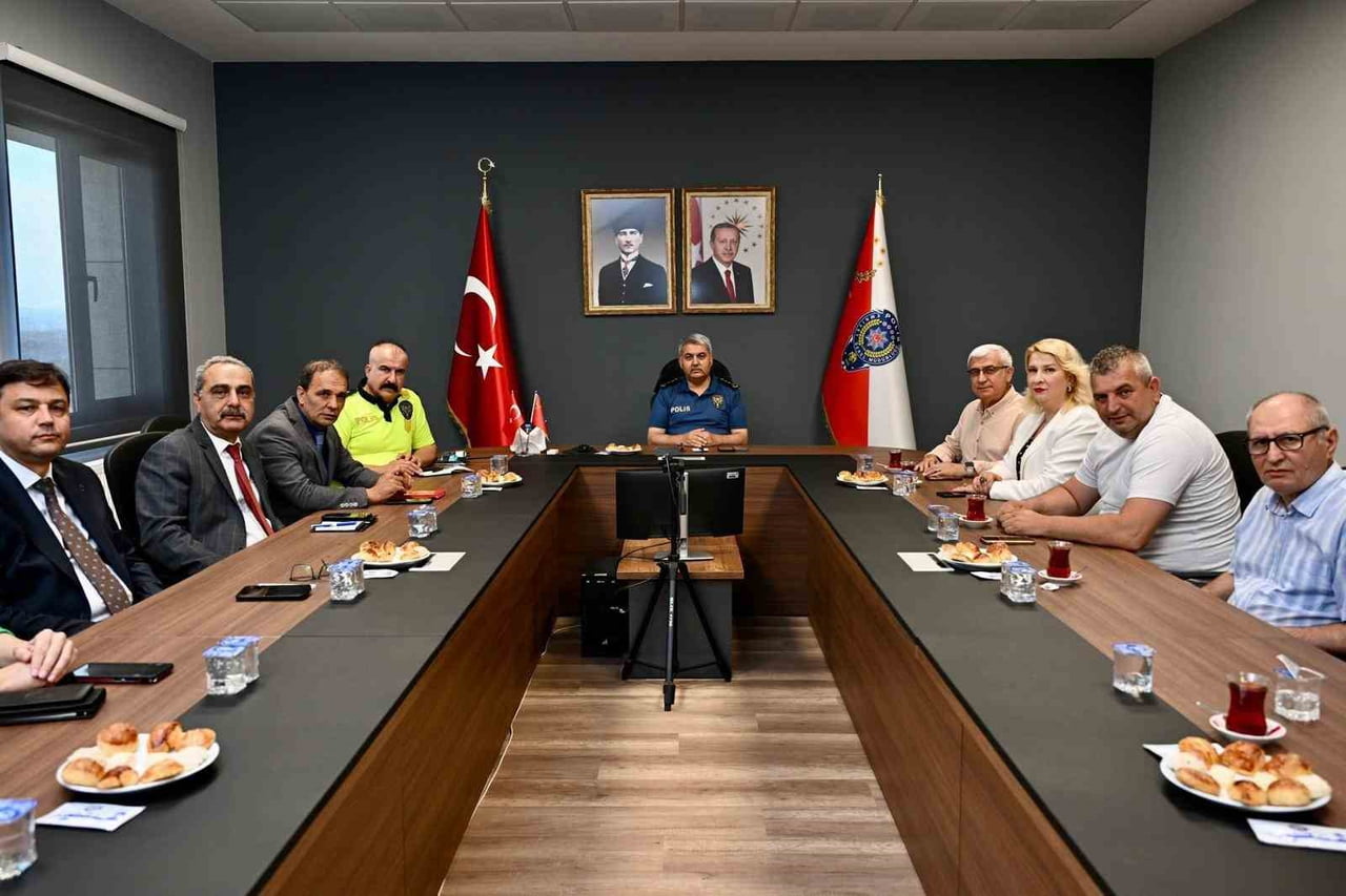 YALOVA İL EMNİYET MÜDÜRÜ YILMAZ DELEN, MÜDÜR YARDIMCILARI VE İLGİLİ ŞUBE MÜDÜRLERİNİN KATILIMIYLA...