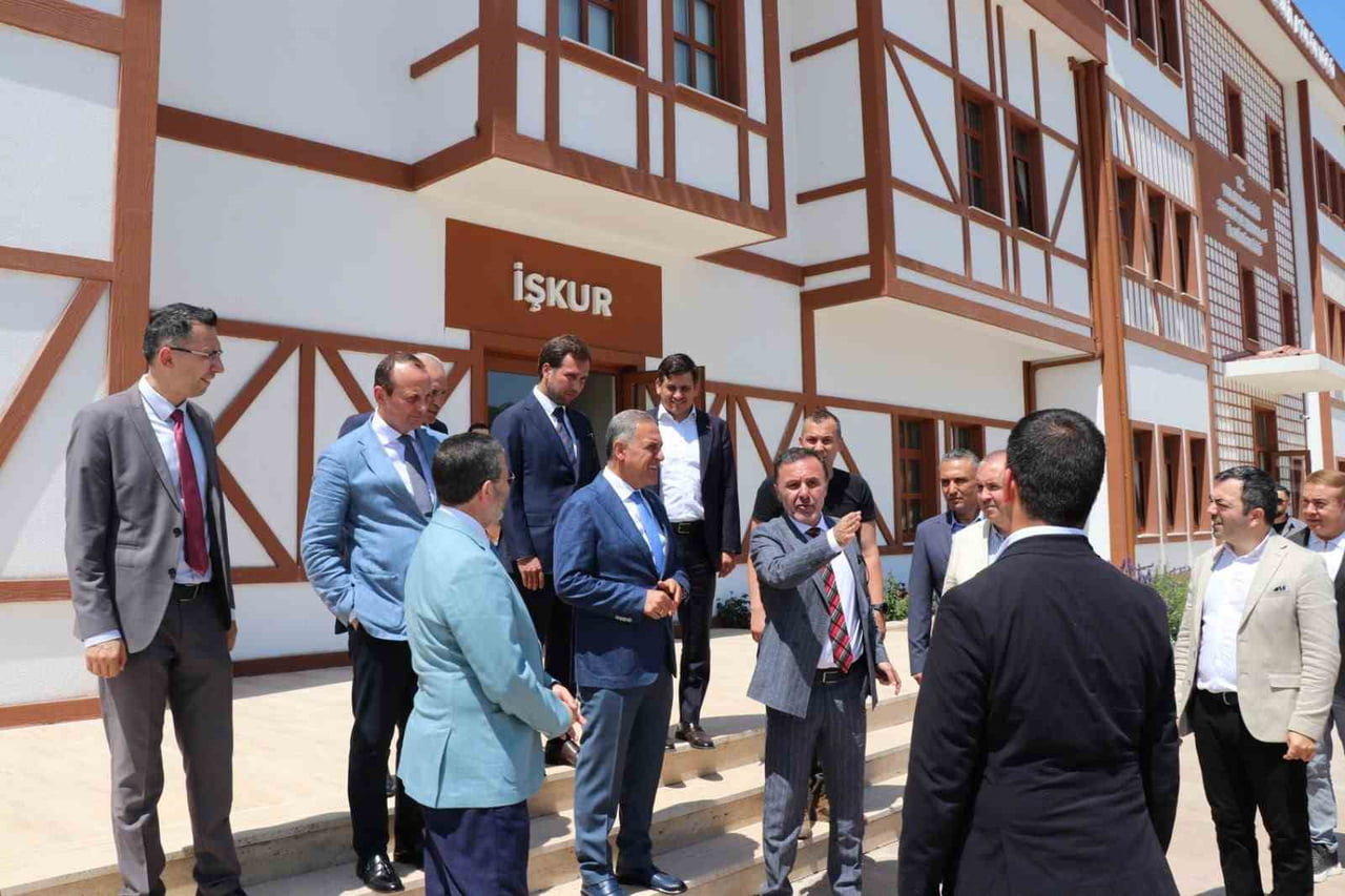 YALOVA VALİSİ AHMET HAMDİ USTA, YALOVA MAKİNE İHTİSAS OSB'Yİ ZİYARET EDEREK BÖLGEDE YÜRÜTÜLEN...