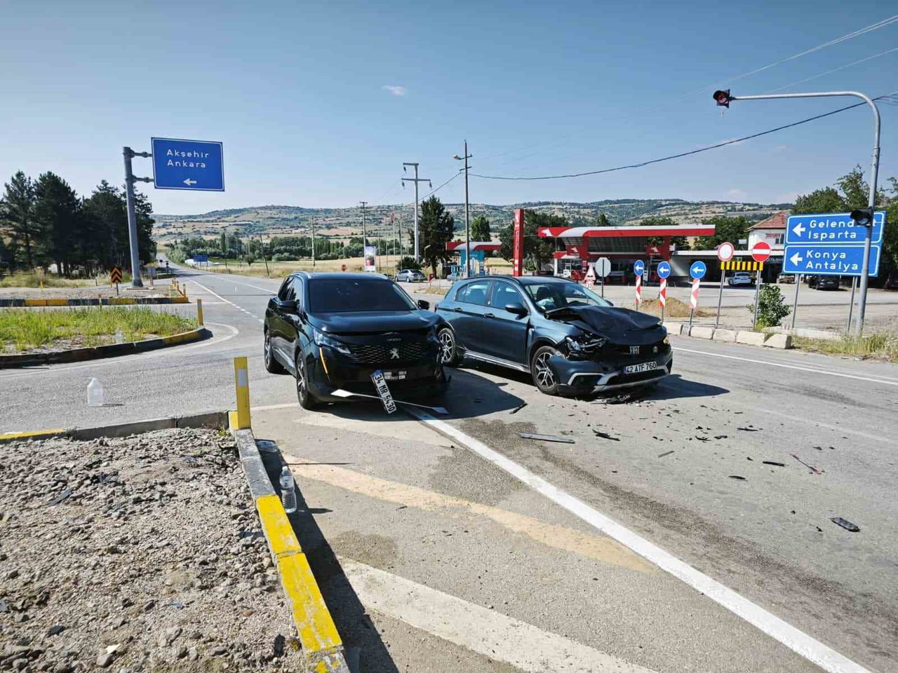 YALVAÇ İLÇESİNDE İKİ OTOMOBİLİN KAVŞAKTA ÇARPIŞMASI SONUCU MEYDANA GELEN TRAFİK KAZASINDA 6 KİŞİ...