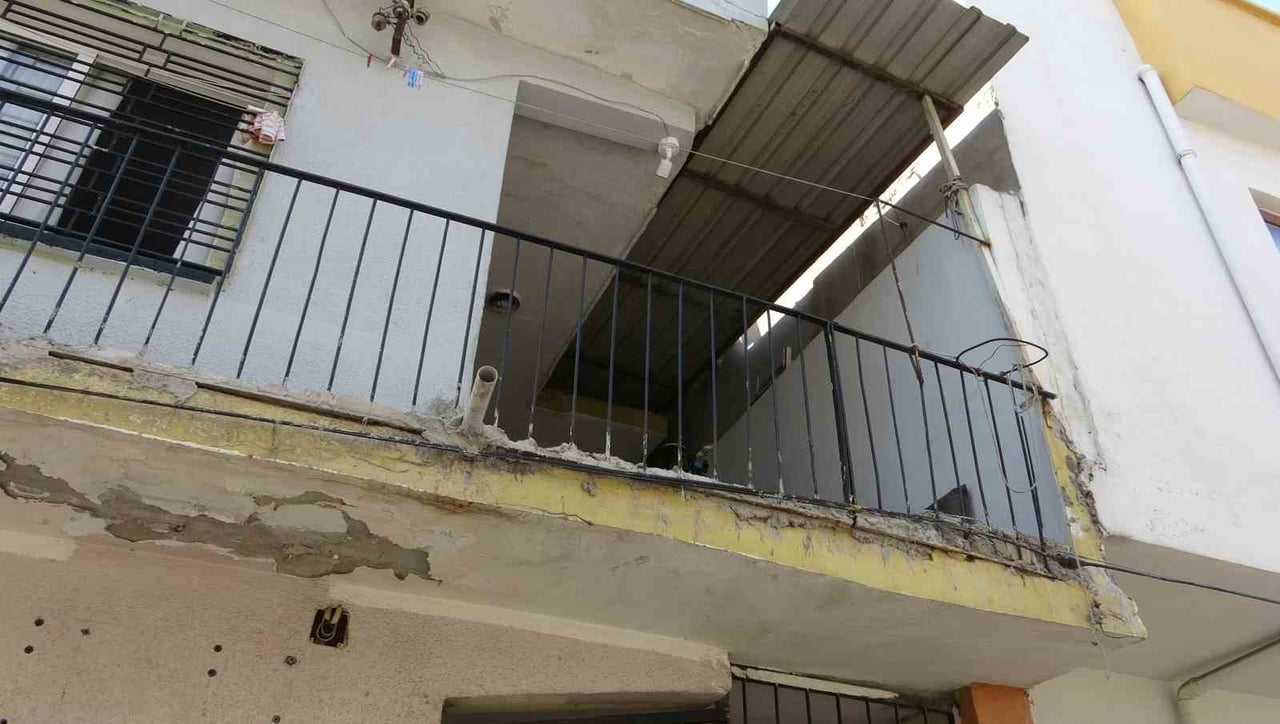 YAMAÇ ALİ ERDEMCİ'NİN AKIMA KAPILDIĞI BALKON.