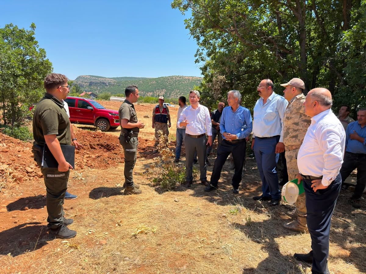 YANGIN BÖLGESİNE GİDEN KEMALİYE KAYMAKAMI EMİRHAN ARIKAN, ÇALIŞMALARI YERİNDE İNCELEYEREK...