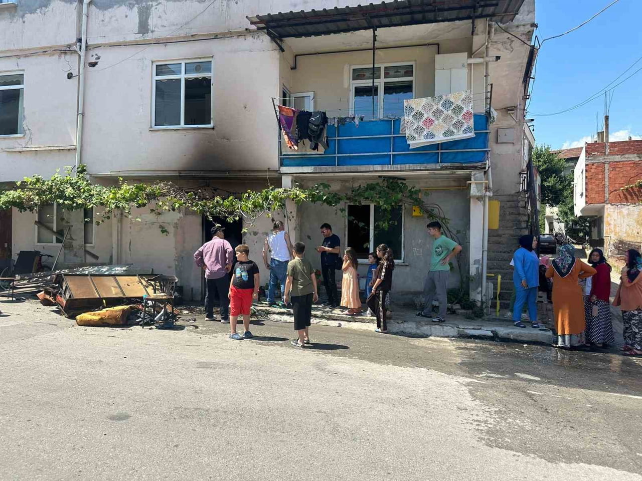 YANGIN, CANİK İLÇESİ DÜVECİK MAHALLESİ'NDE BULUNAN 2 KATLI BİR EVİN GİRİŞ KATINDA MEYDANA...