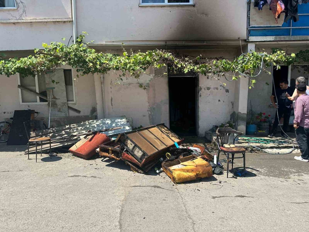 YANGIN, CANİK İLÇESİ DÜVECİK MAHALLESİ'NDE BULUNAN 2 KATLI BİR EVİN GİRİŞ KATINDA MEYDANA...