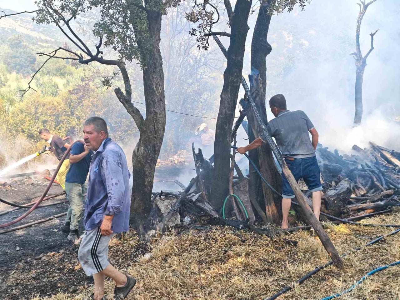 YANGIN EV VE ORMANA SIÇRAMADAN SÖNDÜRÜLDÜ.