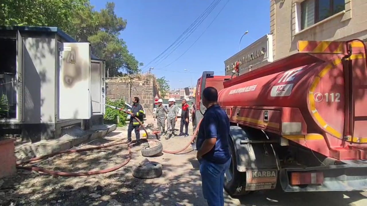 YANGIN, VİRANŞEHİR İLÇESİ KIŞLA MAHALLESİ ASKERLİK CADDESİ ÜZERİNDEKİ ELEKTRİK TRAFOSUNDA MEYDANA...