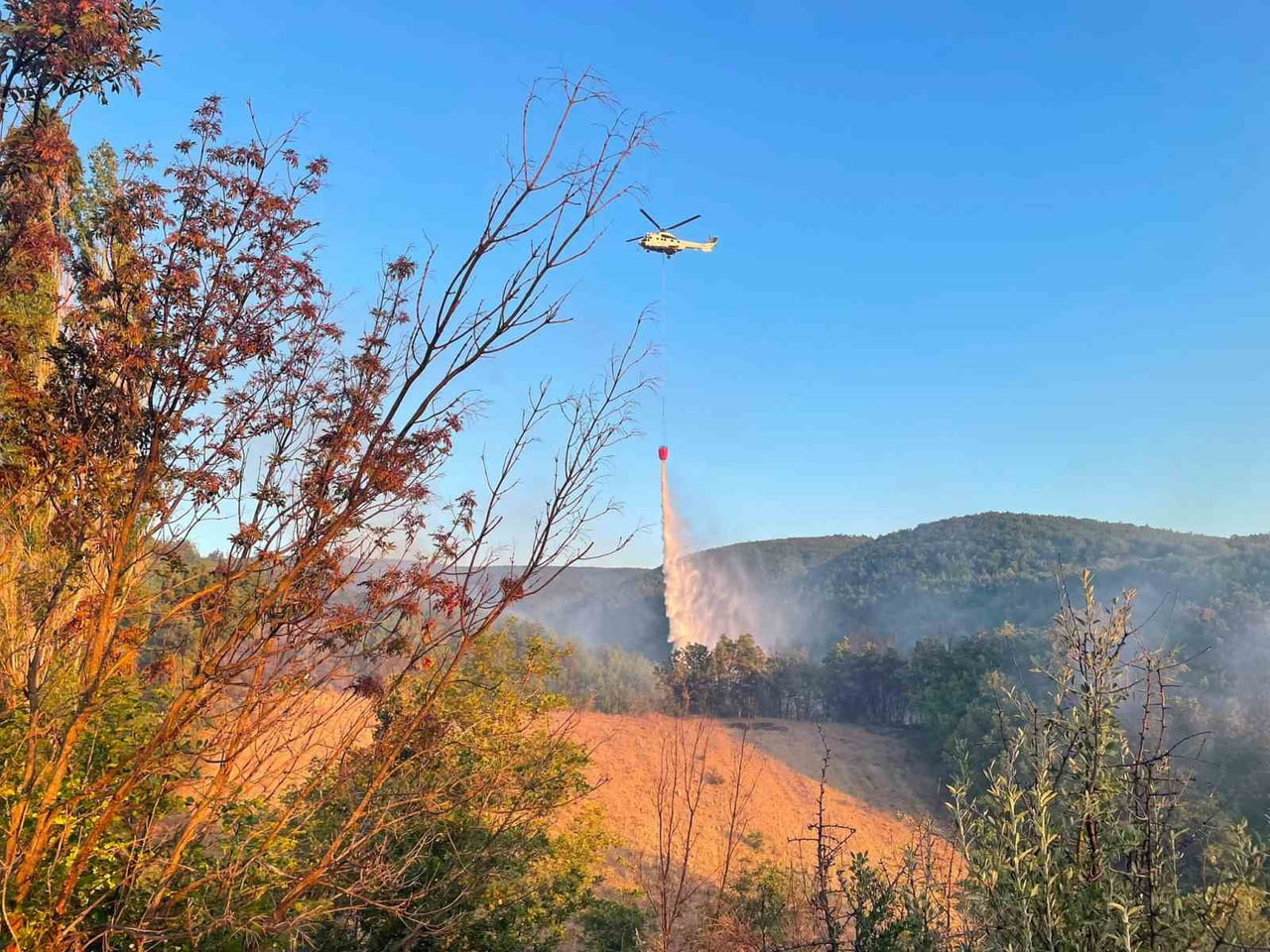 YANGINA HAVADAN HELİKOPTERLE, KARADAN İSE İTFAİYE, ARAZÖZLER VE İŞ MAKİNELERİYLE MÜDAHALE...