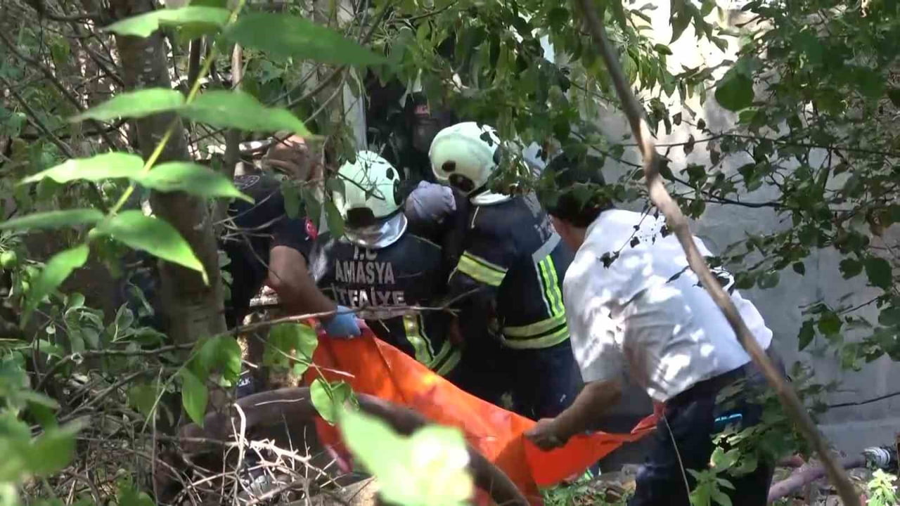 YANGINDA DUMANLARIN ARASINDA MAHSUR KALAN ELMAS NİNEYİ İTFAİYECİLER KURTARDI.