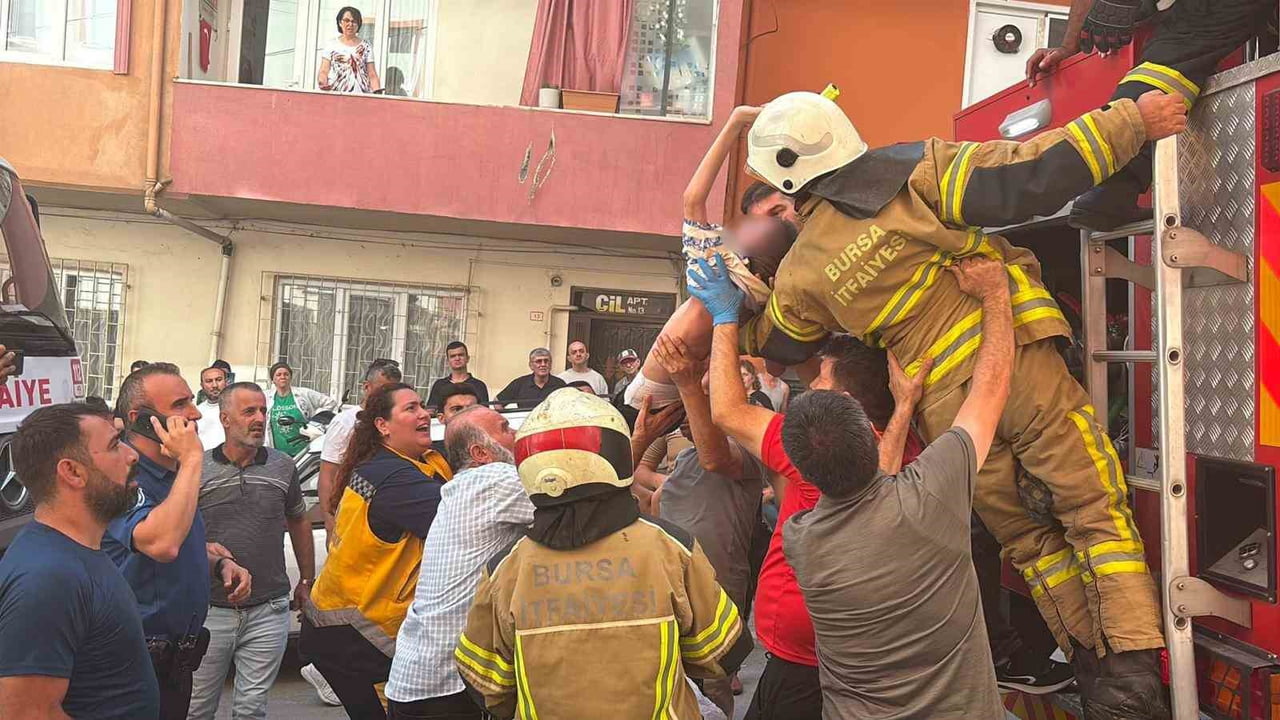 YANGINDA EVDE MAHSUR KALAN ENGELLİ ÇOCUK, İTFAİYE EKİPLERİNİN HIZLI MÜDAHALESİYLE...