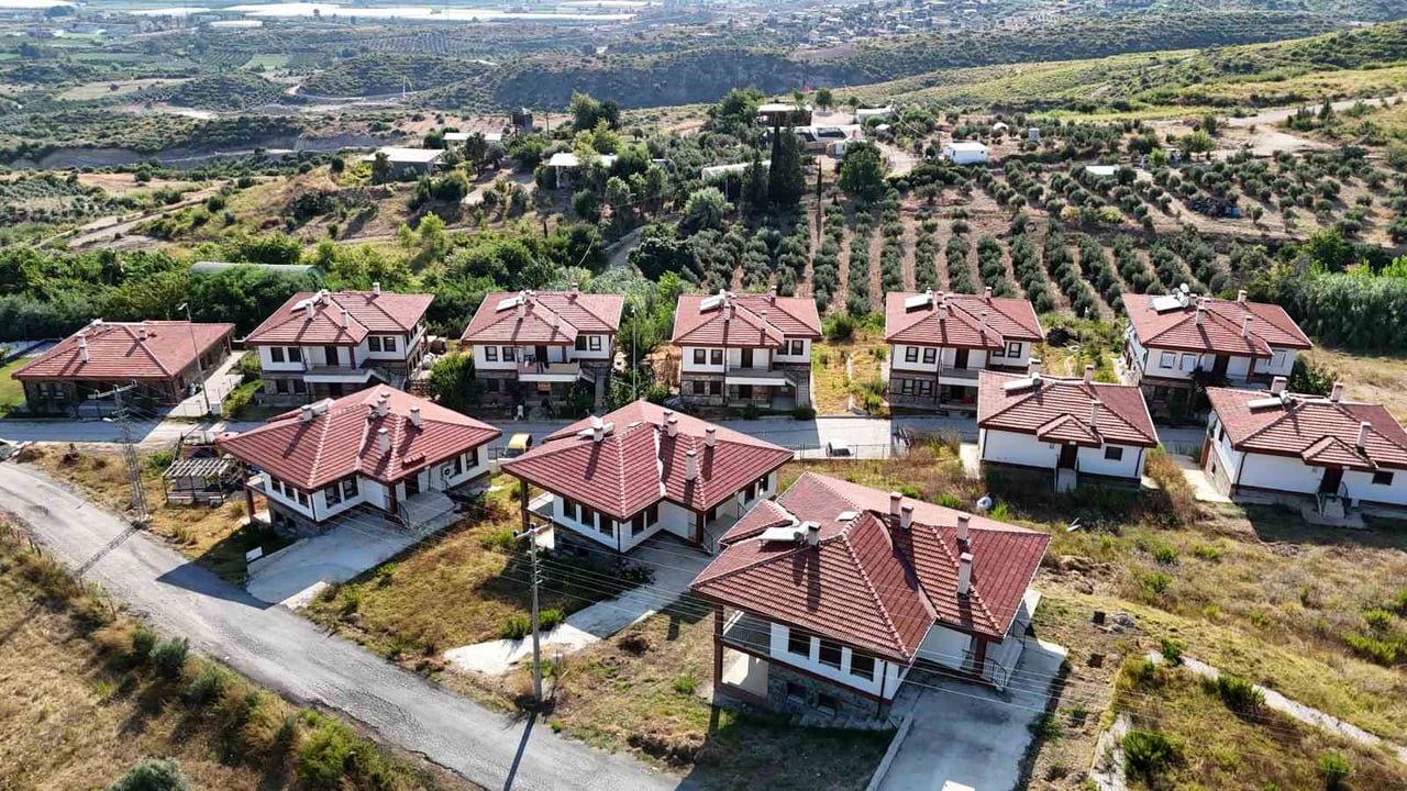 YANGINDA EVLERİNİ, HAYVANLARINI VE GEÇİM KAYNAKLARINI KAYBEDEN VATANDAŞLAR DEVLET DESTEĞİYLE YENİ...