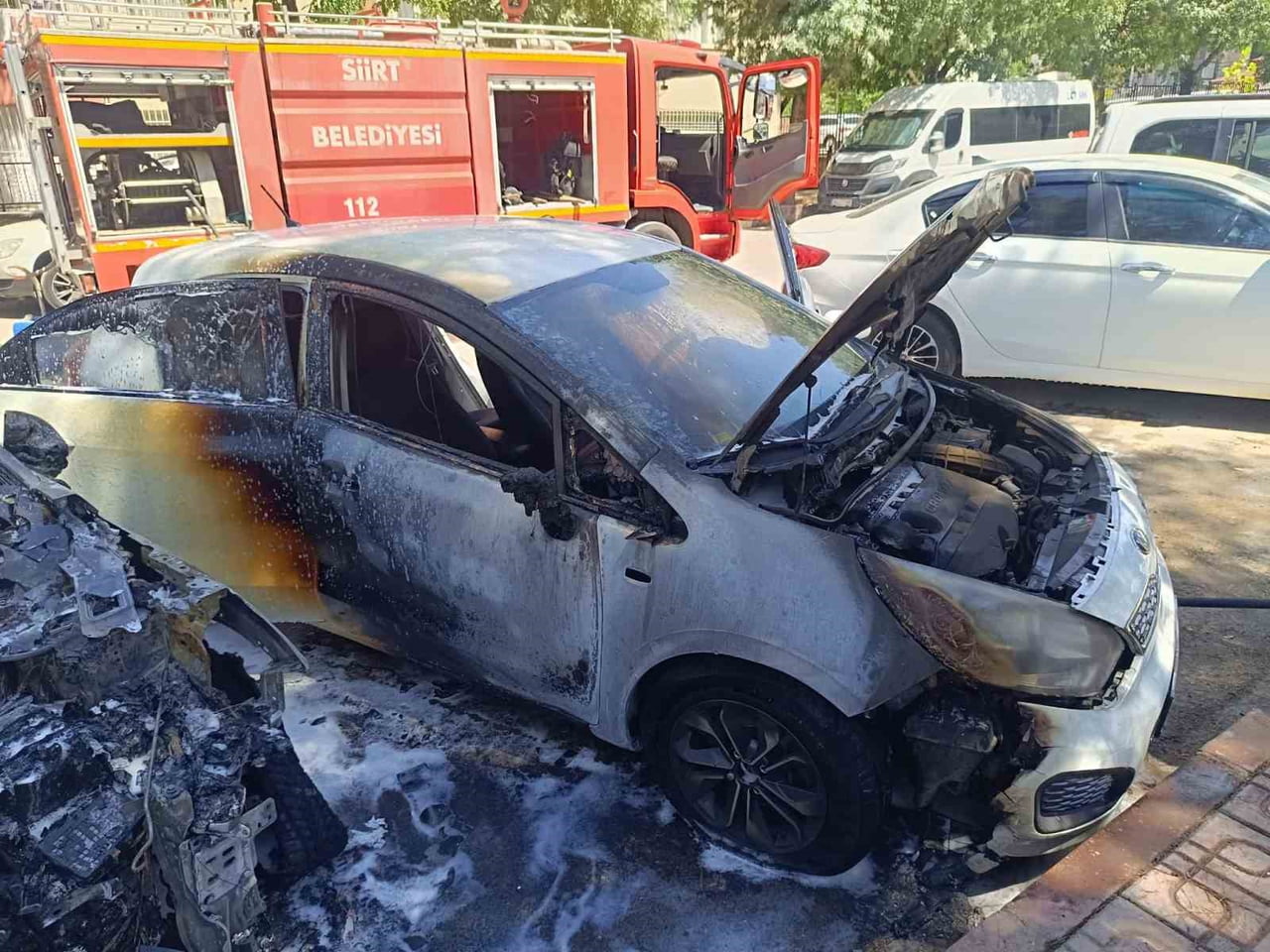 YANGINDA HER İKİ OTOMOBİL DE KULLANILAMAZ HALE GELDİ