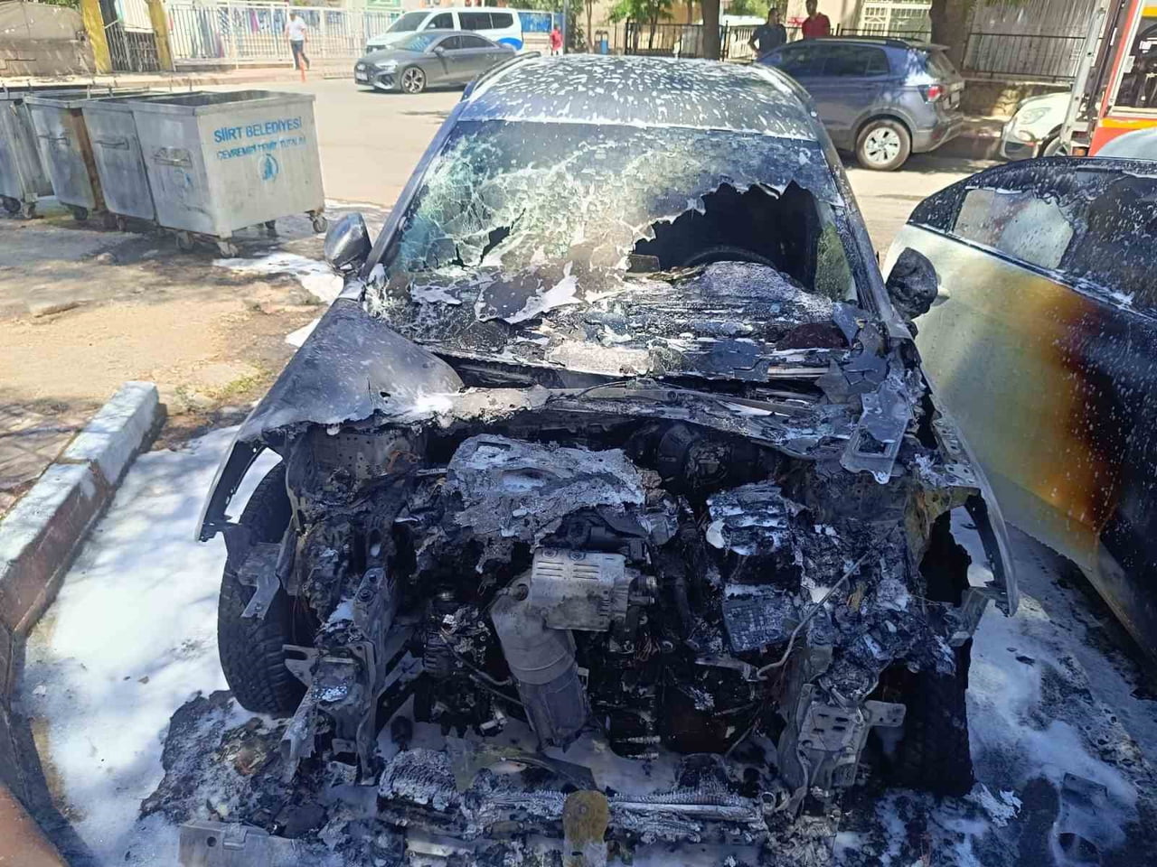 YANGINDA HER İKİ OTOMOBİL DE KULLANILAMAZ HALE GELDİ