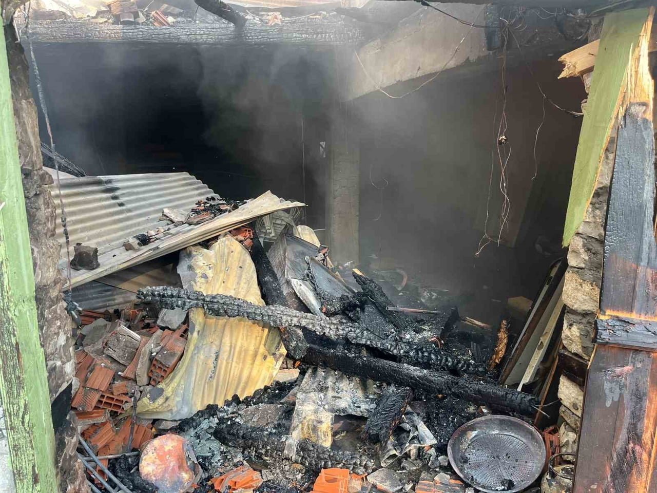 YANGINDA MÜSTAKİL EV TAMAMEN YANARAK KULLANILAMAZ HALE GELDİ.
