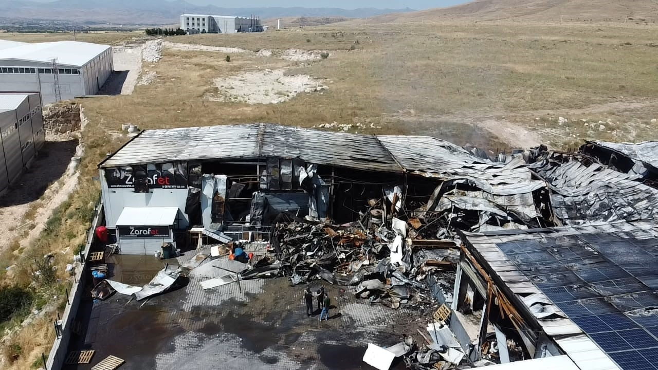 YANGININ ARDINDAN FABRİKA ADETA ENKAZA DÖNDÜ.
