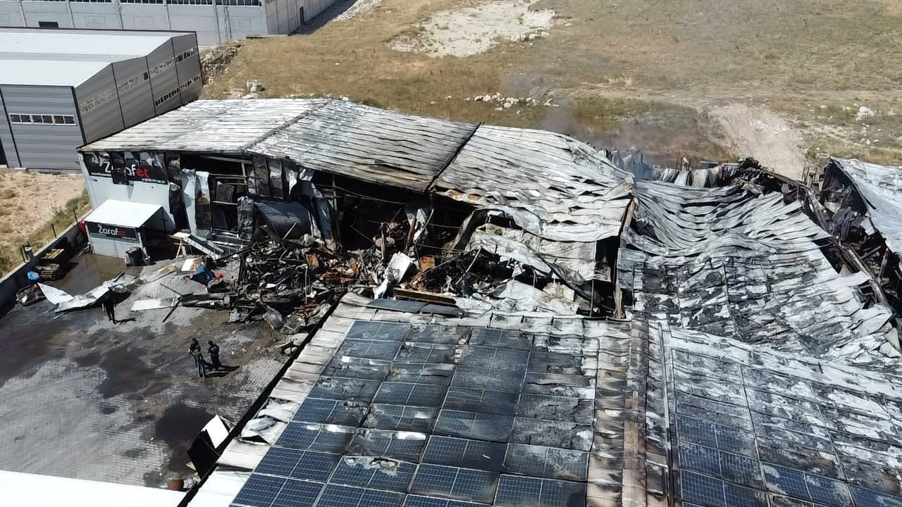 YANGININ ARDINDAN FABRİKA ADETA ENKAZA DÖNDÜ.