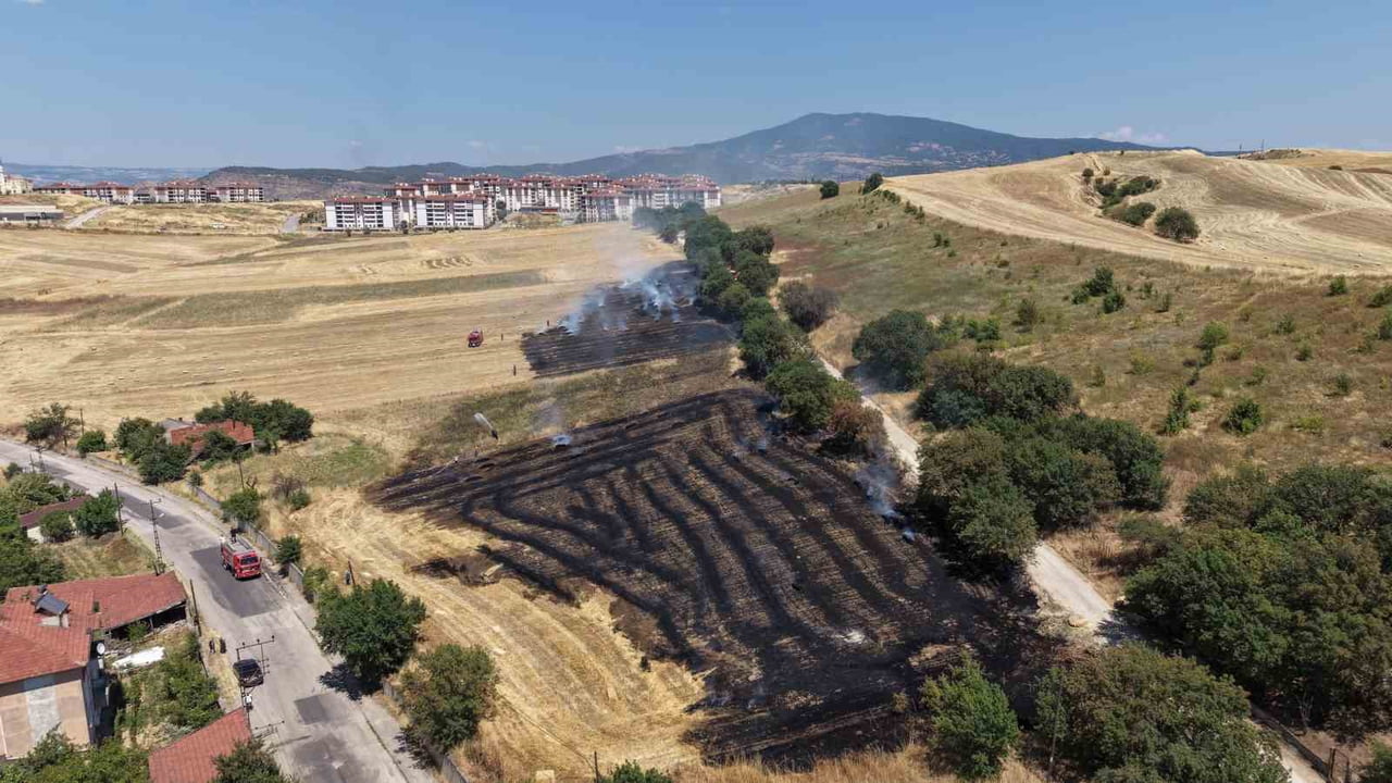 YANGININ ÇIKIŞ NEDENİNİN BELİRLENMESİ İÇİN İNCELEME BAŞLATILIRKEN ZARAR GÖREN ALANLAR DRON İLE...