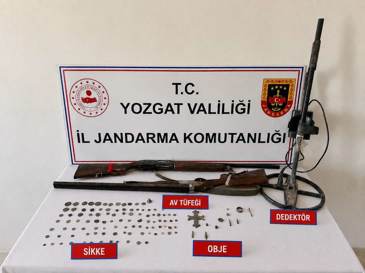 YAPILAN ARAMADA 100 SİKKE, 1 HAÇ, 1 ADET KÜÇÜK KUŞ HEYKELİ, 1 MÜHÜR, 3 YÜZÜK PARÇASI, 5 OK UCU, 6...