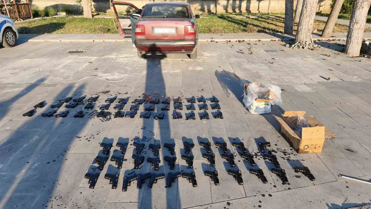 YAPILAN ARAMADA OTOMOBİLDE 70 ADET TABANCA ELE GEÇİRİLDİ.