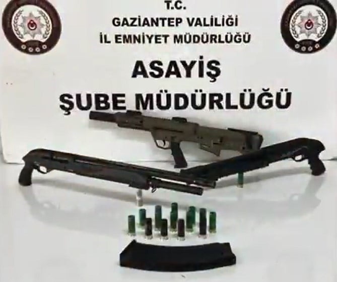 YAPILAN ARAMALARDA 3 ADET POMPALI TÜFEK İLE 16 ADET FİŞEK ELE GEÇİRİLDİ.