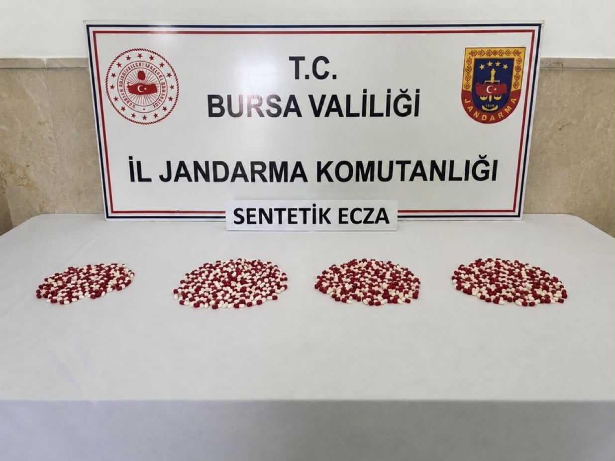 YAPILAN ARAMALARDA BİN 98 ADET SENTETİK ECZA HAP ELE GEÇİRİLDİ.