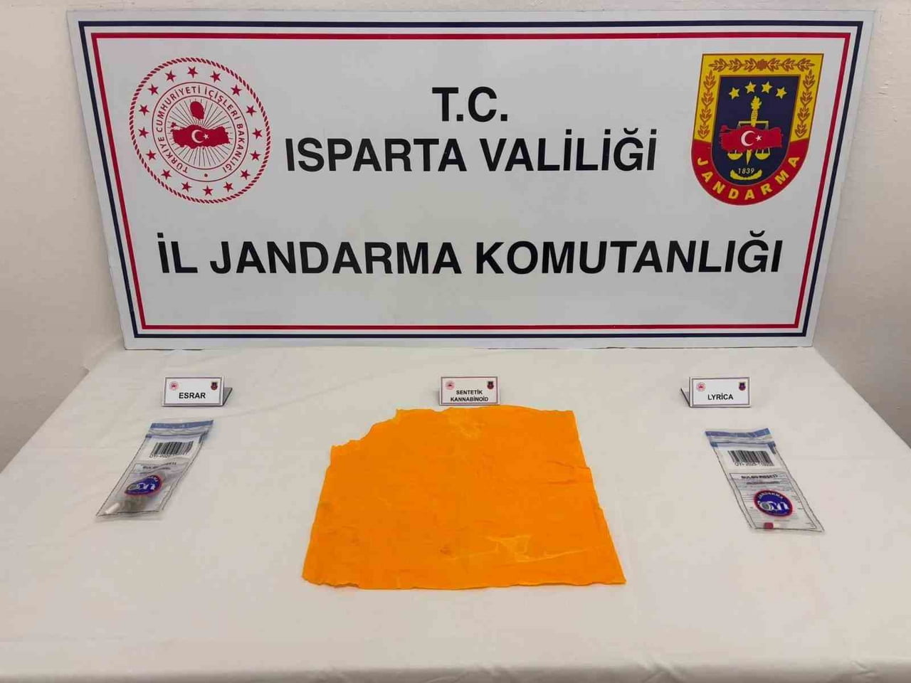 YAPILAN ARAMALARDA KAĞIDA EMDİRİLMİŞ YAKLAŞIK 10 BİN KULLANIMLIK SENTETİK KANNABİNOİD İLE 5 GRAM...