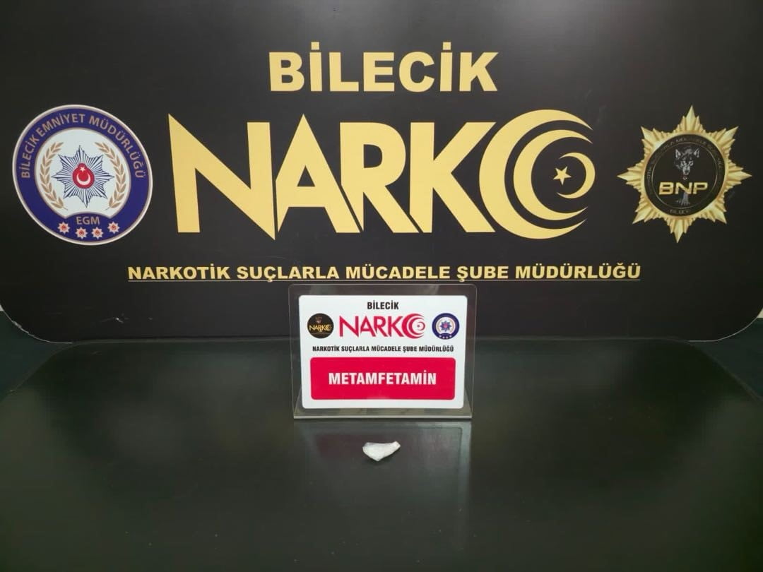 YAPILAN ÇALIŞMALARDA, ŞÜPHELİ ŞAHSIN ÜZERİNDE YAPILAN ARAMADA MUHTELİF MİKTARDA METAMFETAMİN ELE...